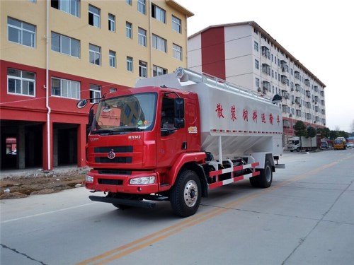 東風柳汽散裝(zhuāng)飼料運輸車(chē)圖片5