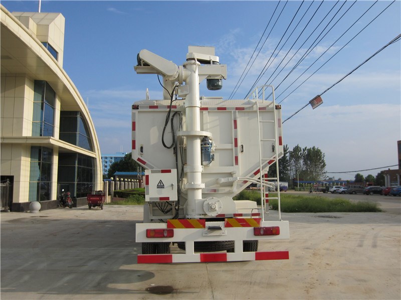 東風小(xiǎo)三軸散裝(zhuāng)飼料運輸車(chē)圖片4